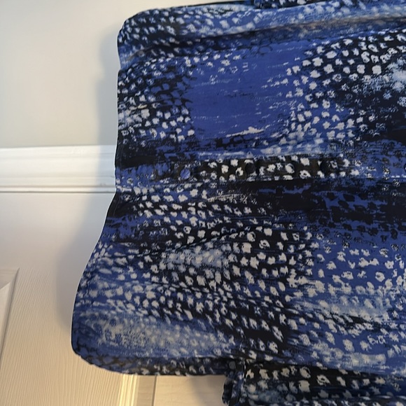 Two in one blouse.  This is a nice tank with sheer blouse over the top - Picture 3 of 6